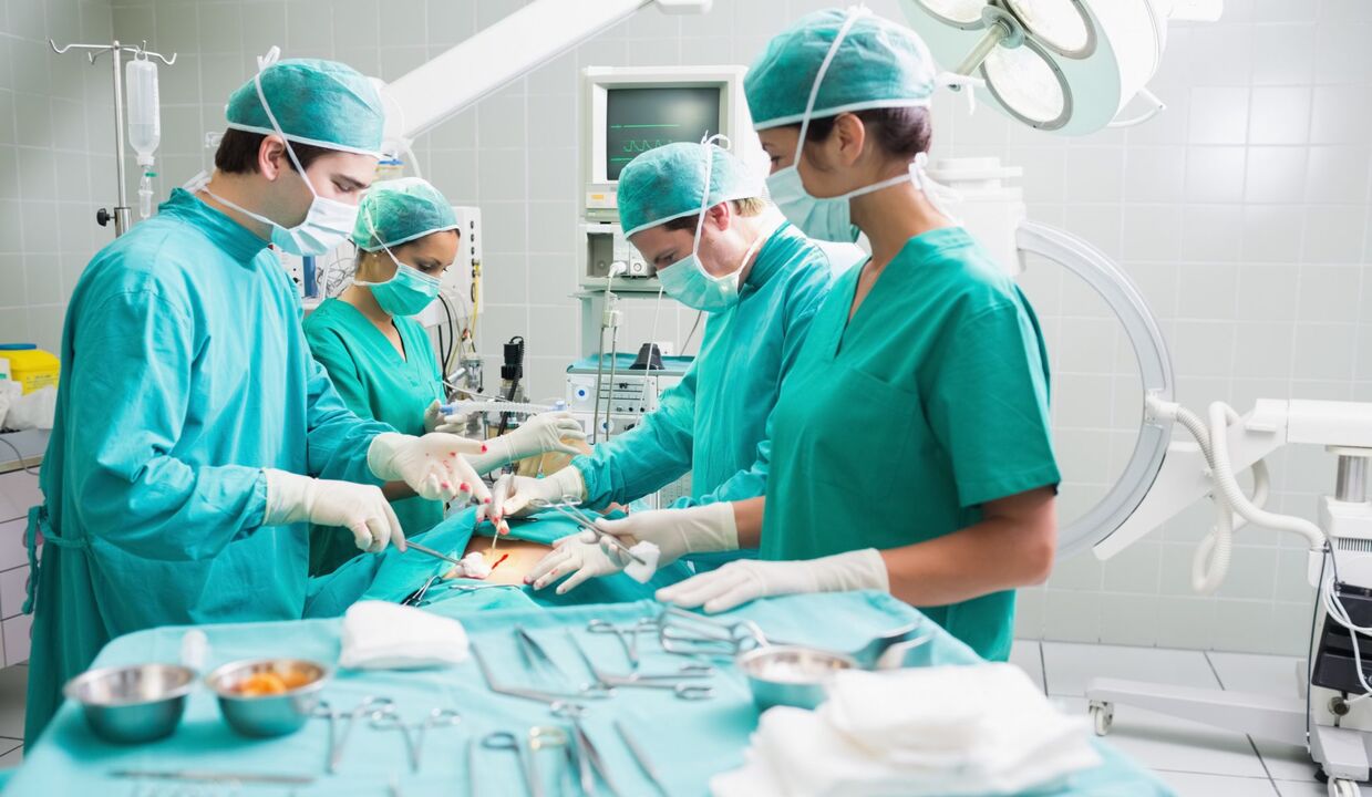 Chirurgen führen eine Operation durch, um den Penis eines Mannes zu vergrößern